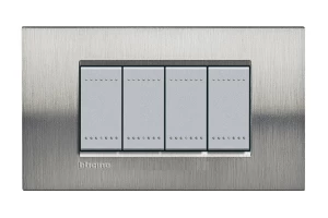 PLACA RECTANGULAR 4 MODELO LIVING LIGHT. TERMINACION ACERO CEPILLADO BTICINO REF LNA4804ACS