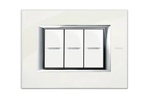 PLACA 3 MODULOS. COLOR BLANCO LIMOGES MODELO RECTANGULARES  BTICINO REF HA4803BG