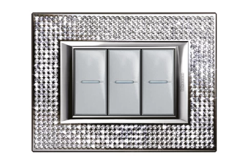 PLACA 3 MODULOS. COLOR CRISTAL MODELO AXOLUTE BTICINO REF HA4803SWC