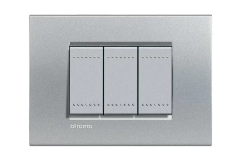 PLACA RECTANGULAR 3 MODELO LIVING LIGHT. TERMINACION TECH BTICINO REF LNA4803TE